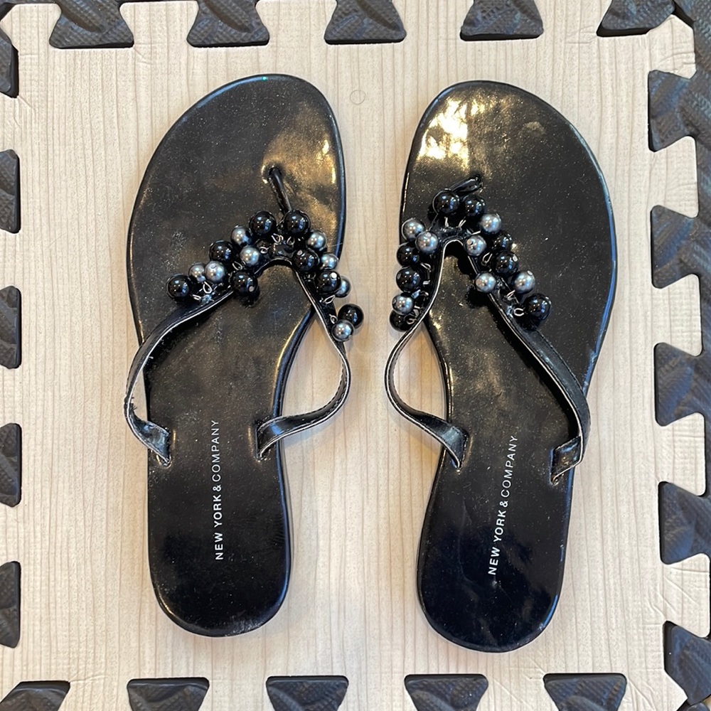 New York and Company details flip-flops in size 6